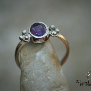 Anillo de plata con amatista.
