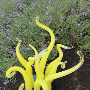 Dale Chihuly stijl Chartreuse handgeblazen glazen tuinsculptuur, glazen tuinkunst, buitenglaskunst, prachtige glazen tuinkunst, modern glas afbeelding 5