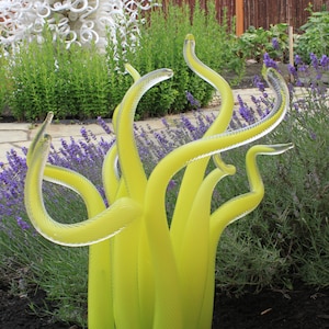 Dale Chihuly stijl Chartreuse handgeblazen glazen tuinsculptuur, glazen tuinkunst, buitenglaskunst, prachtige glazen tuinkunst, modern glas afbeelding 1