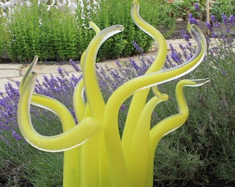 Dale Chihuly stijl Chartreuse handgeblazen glazen tuinsculptuur, glazen tuinkunst, buitenglaskunst, prachtige glazen tuinkunst, modern glas