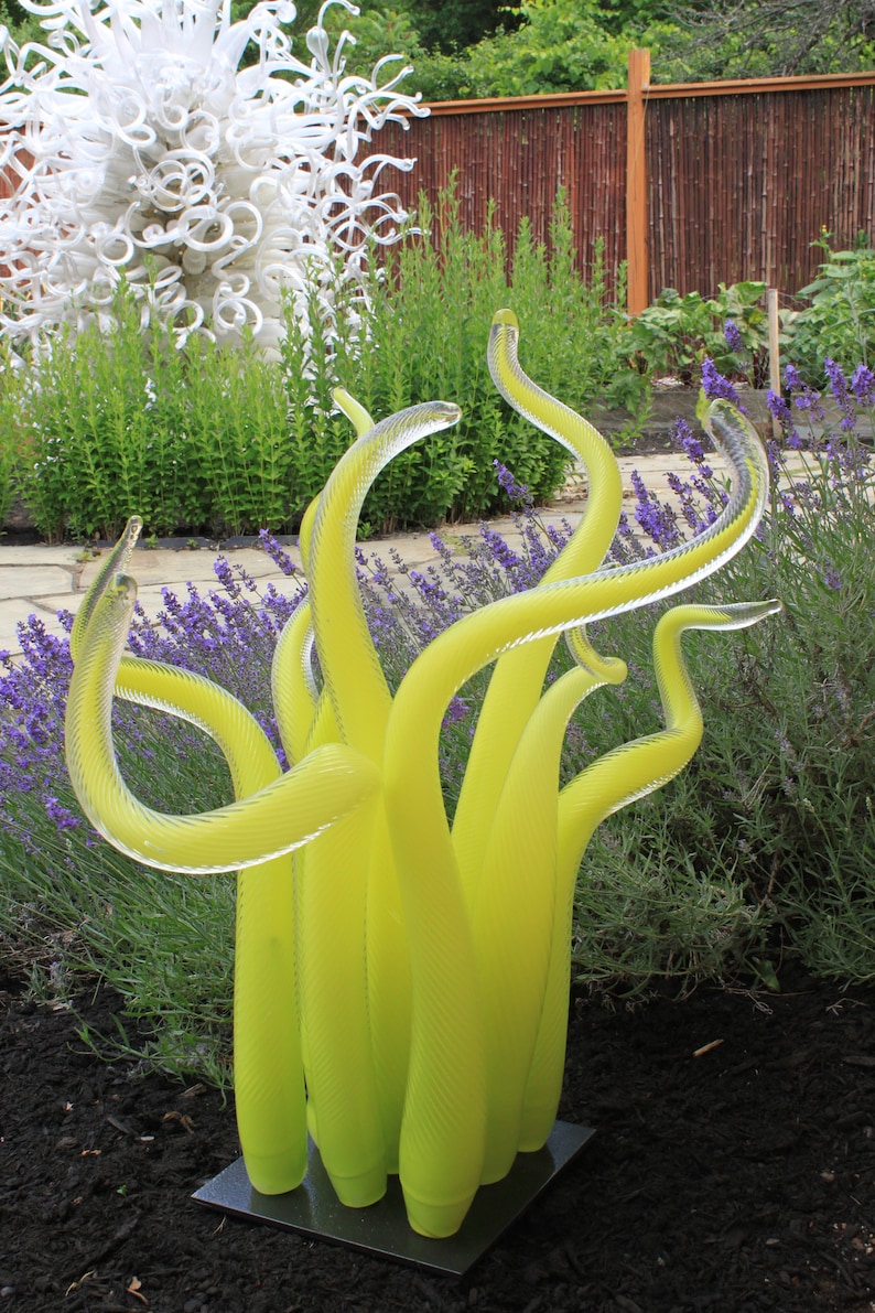 Dale Chihuly stijl Chartreuse handgeblazen glazen tuinsculptuur, glazen tuinkunst, buitenglaskunst, prachtige glazen tuinkunst, modern glas afbeelding 1