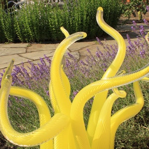 Dale Chihuly stijl Chartreuse handgeblazen glazen tuinsculptuur, glazen tuinkunst, buitenglaskunst, prachtige glazen tuinkunst, modern glas afbeelding 3