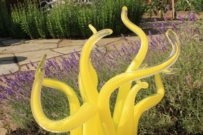 Dale Chihuly stijl Chartreuse handgeblazen glazen tuinsculptuur, glazen tuinkunst, buitenglaskunst, prachtige glazen tuinkunst, modern glas afbeelding 3