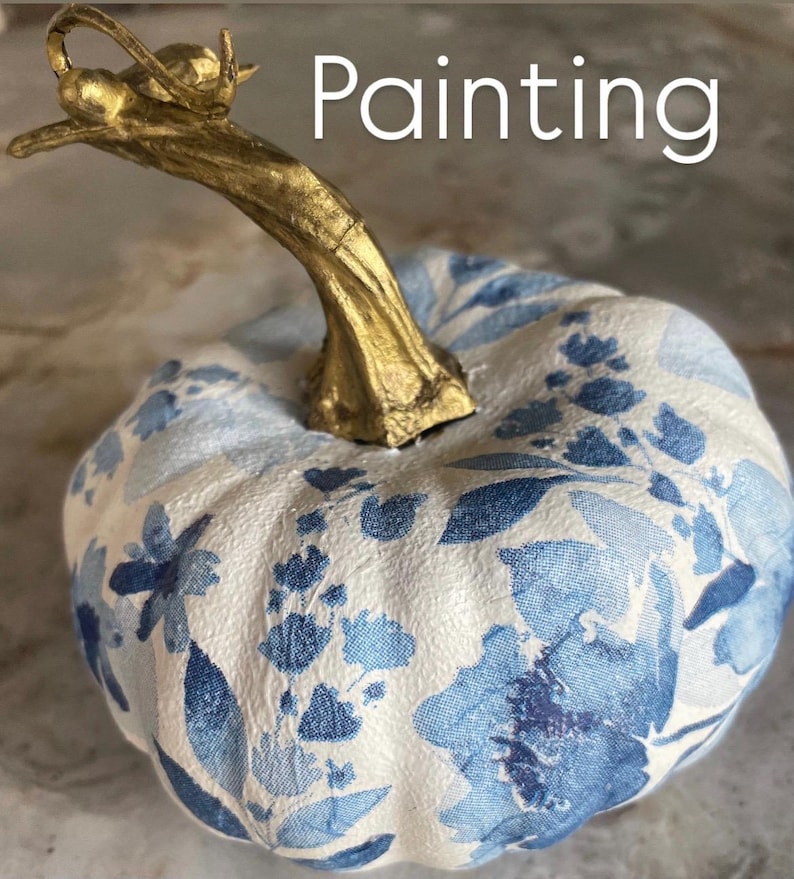 Peut inclure: Une citrouille d&eacute;corative avec un motif floral blanc et bleu. La tige est dor&eacute;e et le mot "Painting" est &eacute;crit en blanc. Parfait pour la d&eacute;coration d'automne.