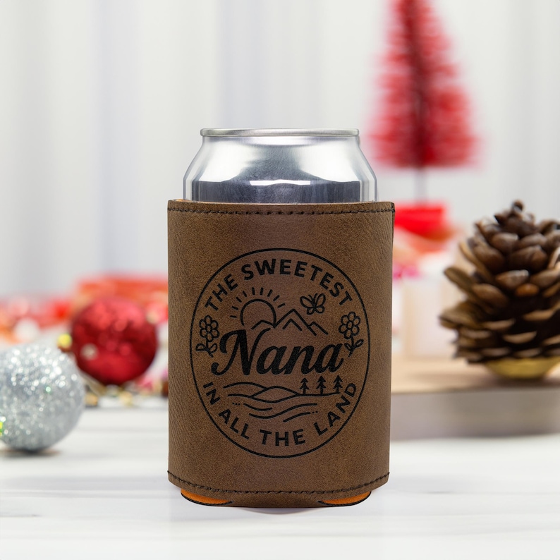 Enfriador de latas, regalo para papá o abuela; Portavasos "El papá más genial del mundo" para el abuelo; Portavasos para bebidas al aire libre, regalo de los nietos. Nana_Dark Brown