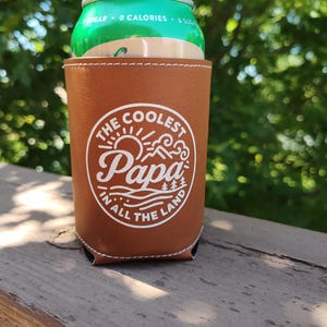 Enfriador de latas, regalo para papá o abuela; Portavasos "El papá más genial del mundo" para el abuelo; Portavasos para bebidas al aire libre, regalo de los nietos. Papa_Rawhide/Wht