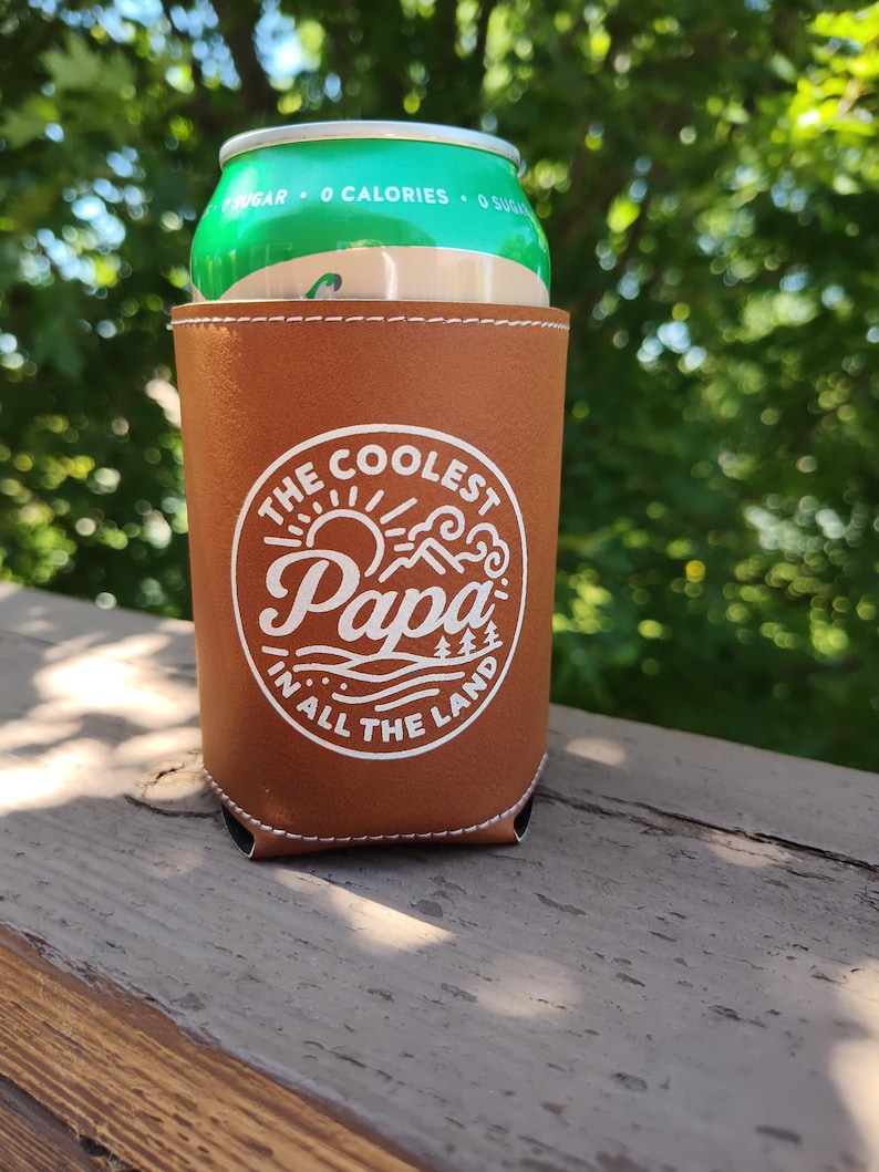 Enfriador de latas, regalo para papá o abuela; Portavasos "El papá más genial del mundo" para el abuelo; Portavasos para bebidas al aire libre, regalo de los nietos. Papa_Rawhide/Wht
