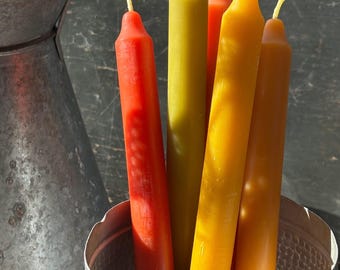 Velas cônicas artesanais feitas com 100% de cera de abelha.