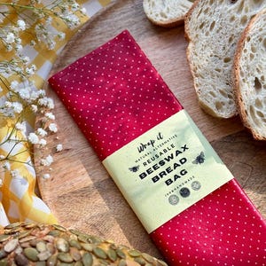 Wielorazowy woreczek na chleb z wosku pszczelego - Pomysły na koszyki - Pomysł na prezent urodzinowy zero waste - woreczek na chleb na zakwasie - czerwony z kropkami