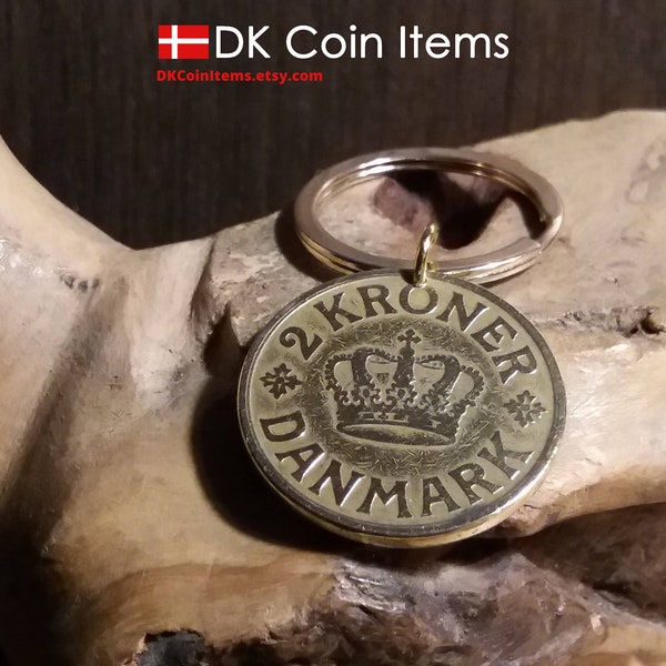 Porte-clés avec pendentif pièce initiale Couronne C avec une pièce d'or danoise ancienne (31 mm/1,25 po., 13 grammes) sur un porte-clés plaqué or. Souvenir du Danemark.