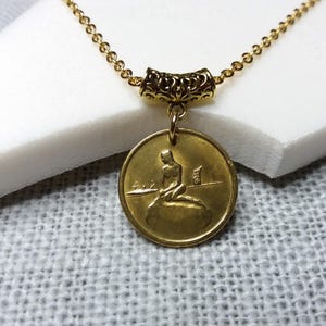 Denemarken muntketting kleine zeemeermin - Kopenhagen vintage tokenhanger met het standbeeld/beeldhouwwerk van de Deense kleine zeemeermin. Inclusief ketting