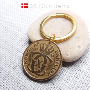 Llavero con moneda de Dinamarca de 1925. Letra inicial C coronada. Moneda de 2 coronas doradas como colgante. Corona real danesa. Regalo de recuerdo con moneda antigua.