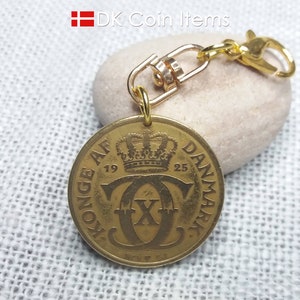 Colgante de moneda de Dinamarca de 1925: inicial de la letra C coronada - 2 coronas doradas como colgante de moneda - Corona real danesa - Moneda antigua - Regalo de recuerdo