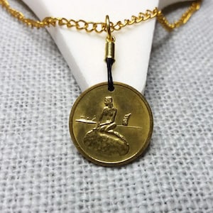 Denemarken munthanger ketting kleine zeemeermin - het Deense standbeeld/beeldhouwwerk van de kleine zeemeermin op een vintage token uit Kopenhagen. Kettingopties