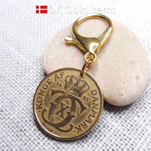 Colgante de moneda de Dinamarca de 1925: inicial de la letra C coronada - 2 coronas doradas como colgante de moneda - Corona real danesa - Regalo de recuerdo de moneda antigua