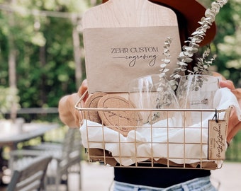 paquete de regalo definitivo. tabla de charcutería. copa de vino. regalo de bodas. recién casados. inauguración de la casa. venta. despedida de soltera. regalo para cliente. zehr. personalizado