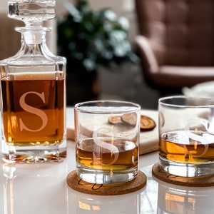 vente de coffrets cadeaux de whisky. verres à whisky. cadeau pour les jeunes mariés. pendre la crémaillère. tableau personnalisé. cadeau de mariage. carafe. cadeau pour papa