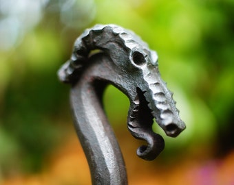 Gesmeed Dragon Head-vuurpook. Gekrulde hoorns. Gepersonaliseerd/aangepast.
