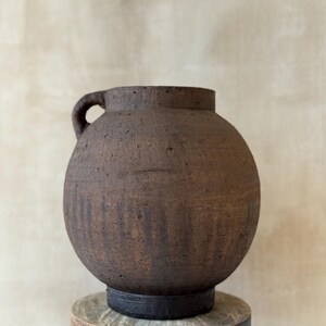 Vase rustique peint à la main avec anse : finition vieillie brun-beige, 25 cm de haut