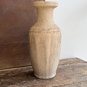 Handmålad beige rustik golvvas: 45 cm åldrad texturerad keramik