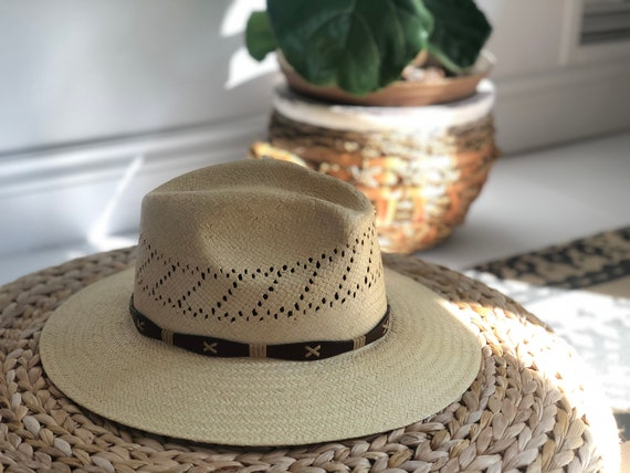 Vintage beige straw safari style hat. beach hat