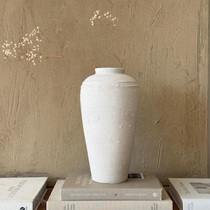 Vase rustique blanc peint à la main : vase décoratif en céramique texturée de 12,5 po. de haut