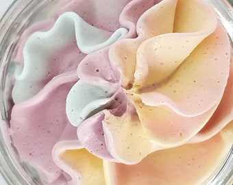 Peut inclure: Un pot en verre rempli de beurre corporel fouetté en spirale rose, jaune et bleu.