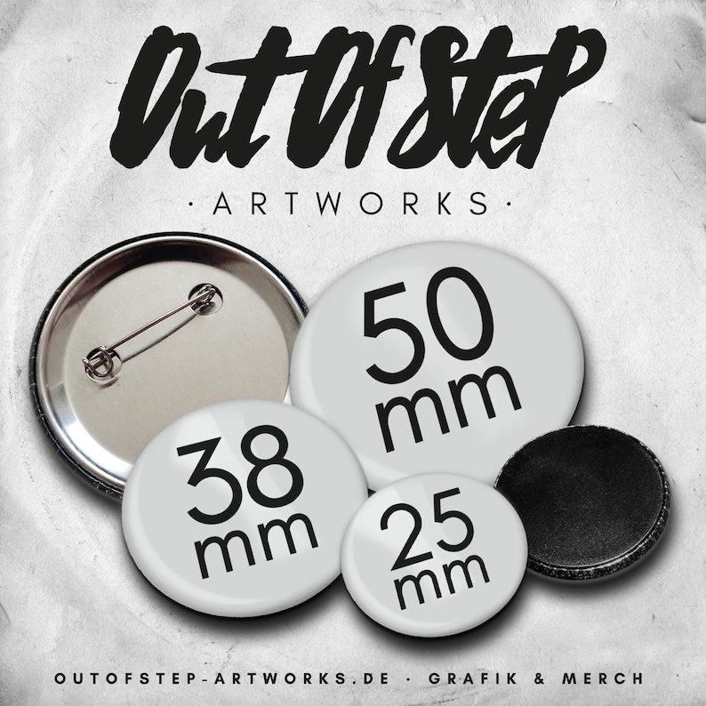 Może przedstawiać: Trzy białe okrągłe podkładki pod guziki z czarnym tekstem pokazującym r&oacute;żne rozmiary: 25 mm, 38 mm i 50 mm. Pokazano r&oacute;wnież srebrny tył guzika.