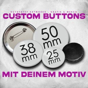 Könnte beinhalten: Eine Auswahl an individuellen Buttons in verschiedenen Größen, darunter 25 mm, 38 mm und 50 mm. Die Buttons sind weiß mit schwarzen Größenangaben. Der Text "CUSTOM BUTTONS" ist lila dargestellt, zusammen mit deutschem Text.