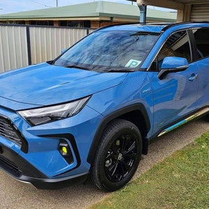 K&ouml;nnte beinhalten: Ein blauer Toyota RAV4 Hybrid mit schwarzen R&auml;dern und einem Nummernschild mit der Aufschrift "TURBO1A".