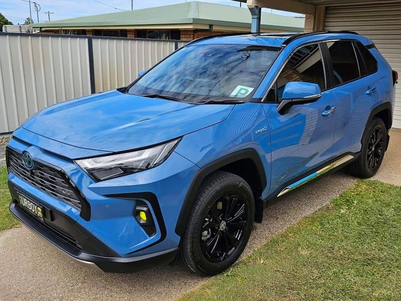 K&ouml;nnte beinhalten: Ein blauer Toyota RAV4 Hybrid mit schwarzen R&auml;dern und einem Nummernschild mit der Aufschrift "TURBO1A".