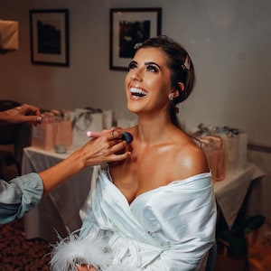 Roupões para damas de honra com mangas de penas | Roupão de casamento personalizado