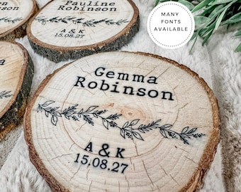 Nombres de lugares hechos con troncos de madera para bodas: arreglos de mesa rústicos