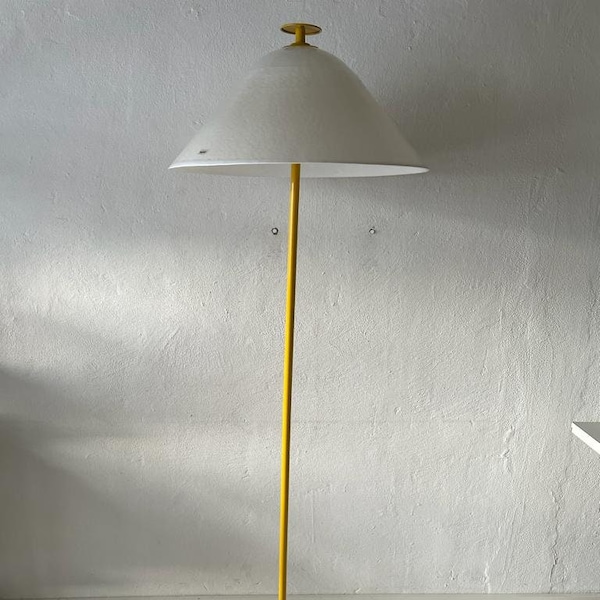 Lampadaire italien avec corps en métal jaune et abat-jour en verre blanc par VeArt, années 1970, Italie