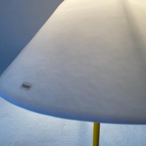 Lampadaire italien avec corps en métal jaune et abat-jour en verre blanc par VeArt, années 1970, Italie image 7