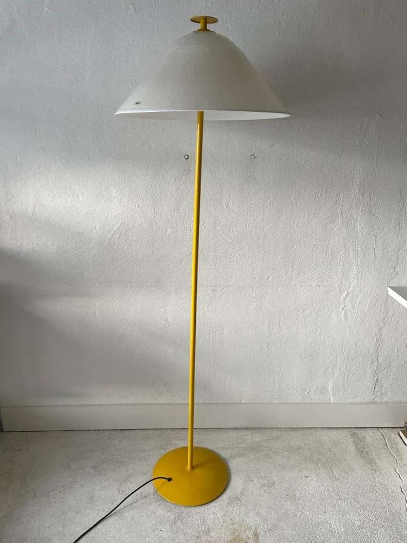 Lampadaire italien avec corps en métal jaune et abat-jour en verre blanc par VeArt, années 1970, Italie image 1