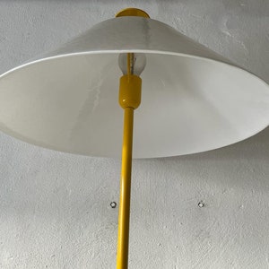 Lampadaire italien avec corps en métal jaune et abat-jour en verre blanc par VeArt, années 1970, Italie image 6