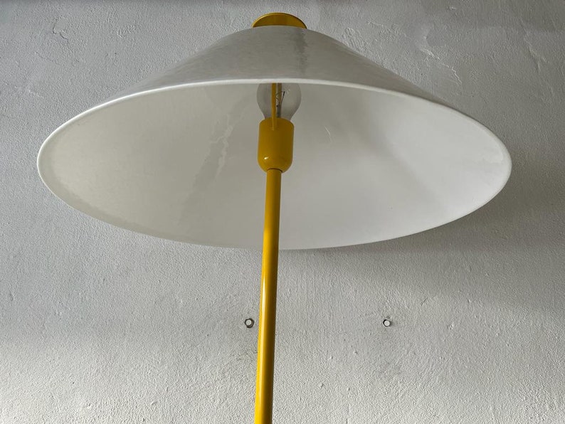 Lampadaire italien avec corps en métal jaune et abat-jour en verre blanc par VeArt, années 1970, Italie image 6