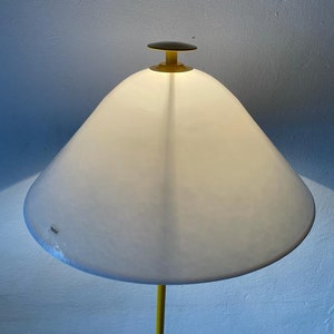 Lampadaire italien avec corps en métal jaune et abat-jour en verre blanc par VeArt, années 1970, Italie image 5