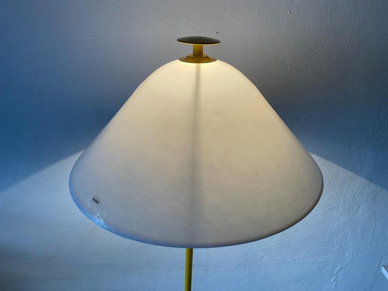 Lampadaire italien avec corps en métal jaune et abat-jour en verre blanc par VeArt, années 1970, Italie image 5