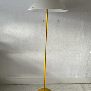 Lampadaire italien avec corps en métal jaune et abat-jour en verre blanc par VeArt, années 1970, Italie image 10