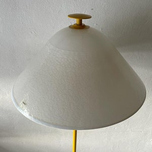 Lampadaire italien avec corps en métal jaune et abat-jour en verre blanc par VeArt, années 1970, Italie image 4