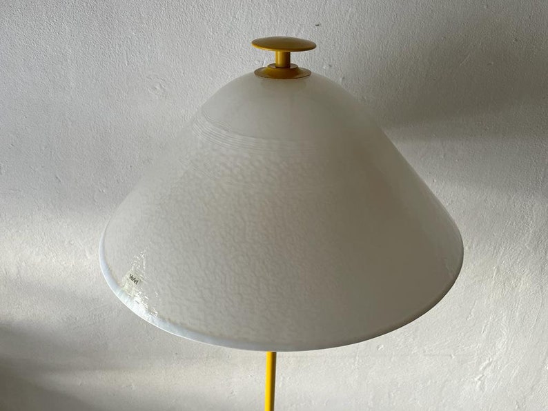 Lampadaire italien avec corps en métal jaune et abat-jour en verre blanc par VeArt, années 1970, Italie image 4
