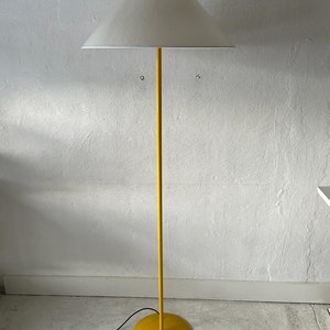 Lampadaire italien avec corps en métal jaune et abat-jour en verre blanc par VeArt, années 1970, Italie image 2