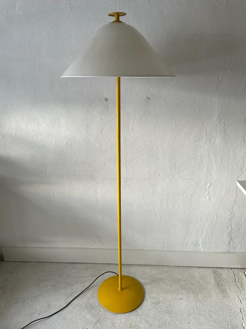 Lampadaire italien avec corps en métal jaune et abat-jour en verre blanc par VeArt, années 1970, Italie image 2