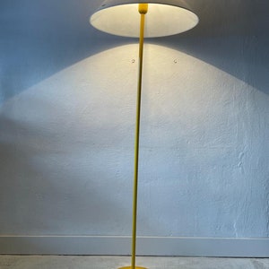 Lampadaire italien avec corps en métal jaune et abat-jour en verre blanc par VeArt, années 1970, Italie image 3