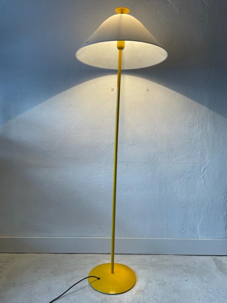 Lampadaire italien avec corps en métal jaune et abat-jour en verre blanc par VeArt, années 1970, Italie image 3