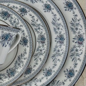 66-częściowy zestaw obiadowy Noritake Blue Hill/zestaw porcelany/serwis na ponad 12 porcji/niebieski wzór kwiatowy z platynowym wykończeniem