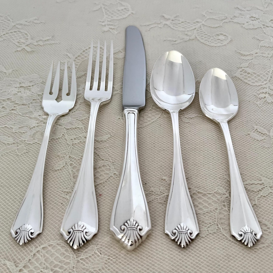 68-pc. King James by 1881 Rogers/oneida Silverplate Flatware Set