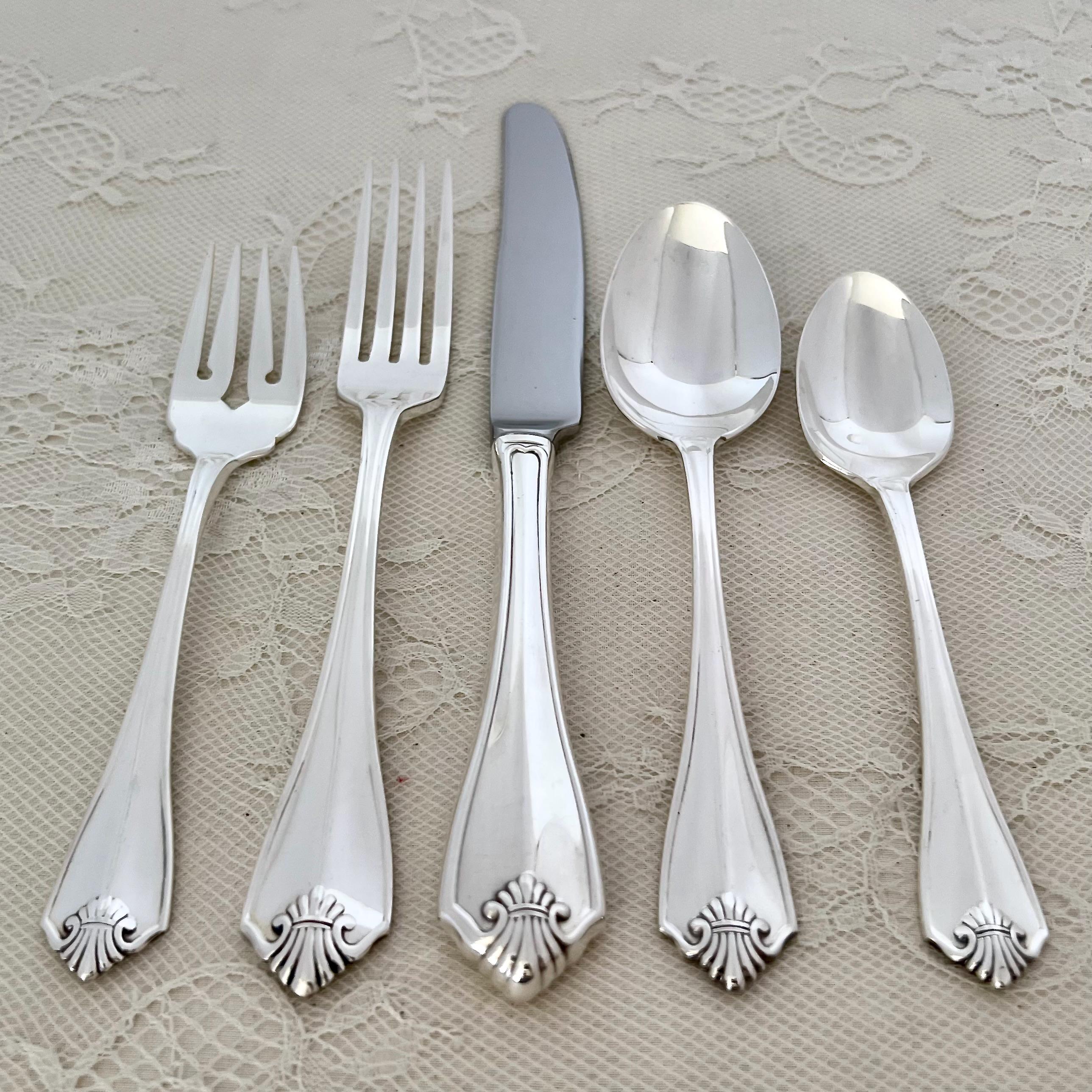 68-pc. King James by 1881 Rogers/oneida Silverplate Flatware Set